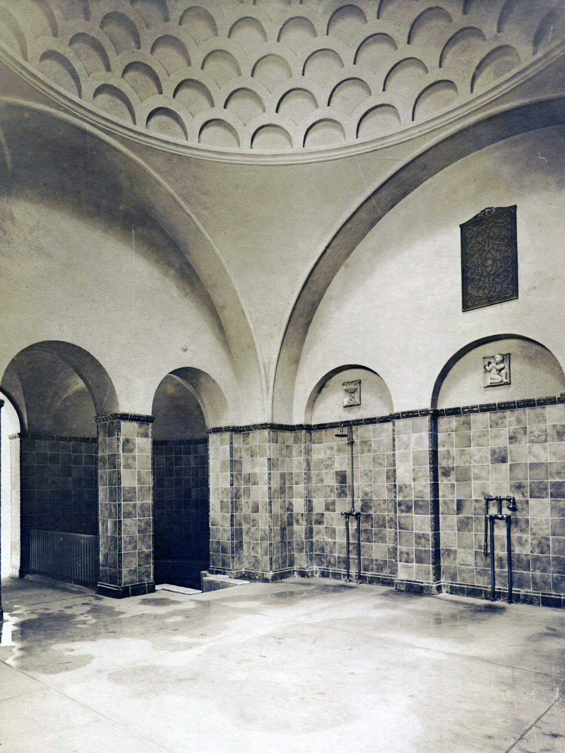 Duschraum im irisch römischen Dampfbad im Jahr 1916. Foto: Stadtarchiv Halle.