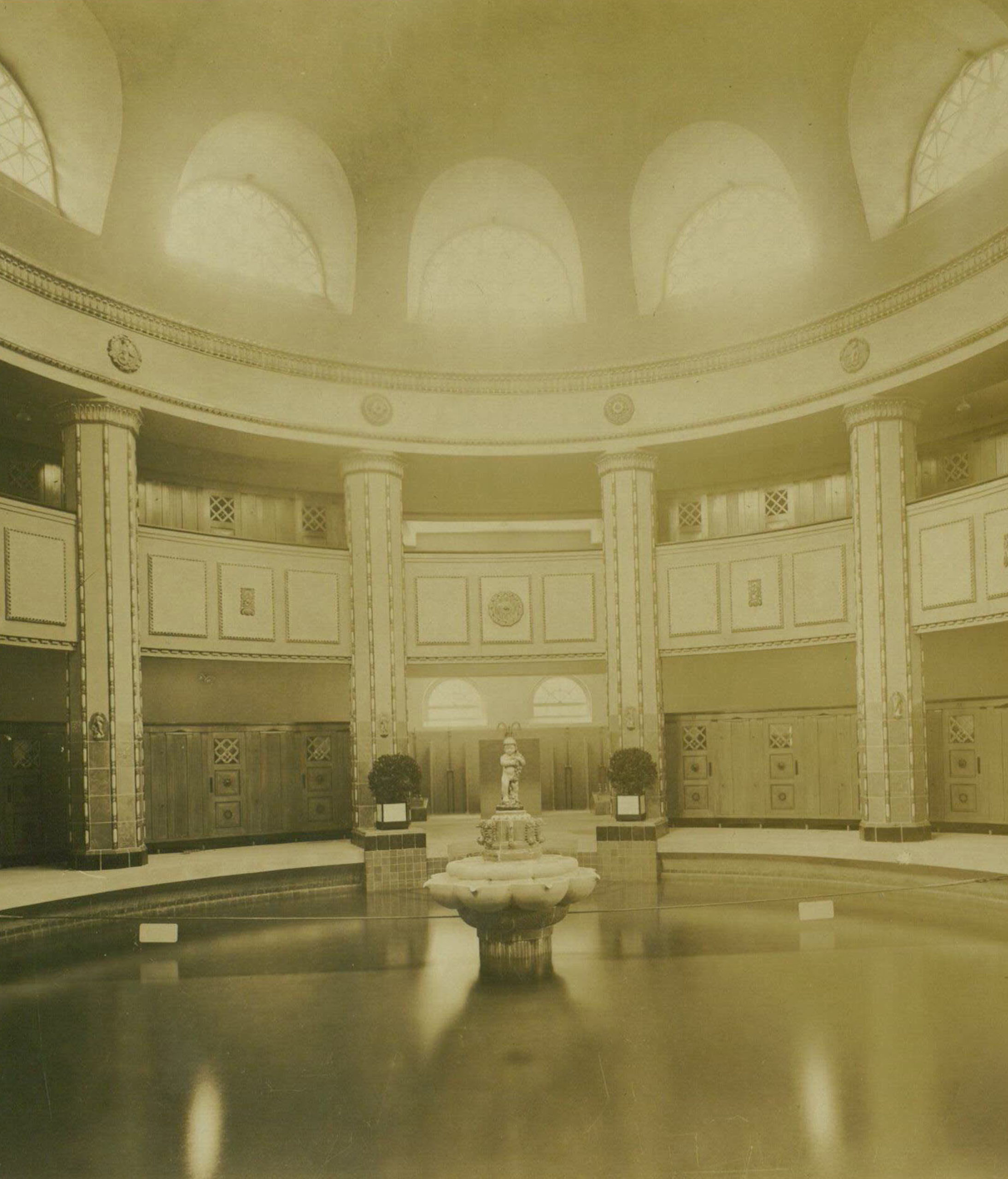 Frauenhalle des historischen Stadtbades in Halle im Jahr 1916. Foto: Stadtarchiv Halle.
