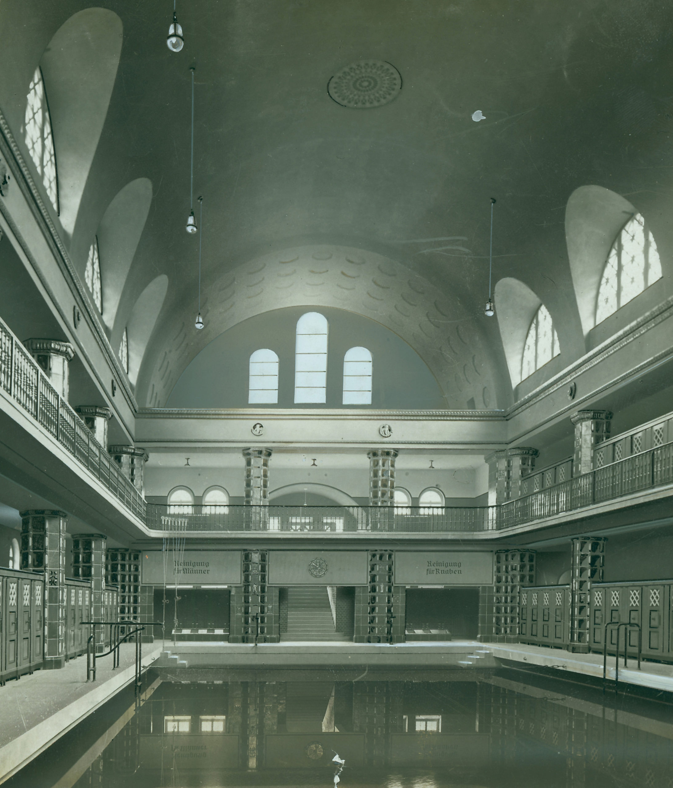 die Männerhalle des Stadtbades in Halle im Jahr 1916. Foto: Stadtarchiv Halle.