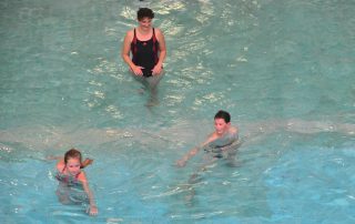 Kinder lernen im Stadtbad schwimmen