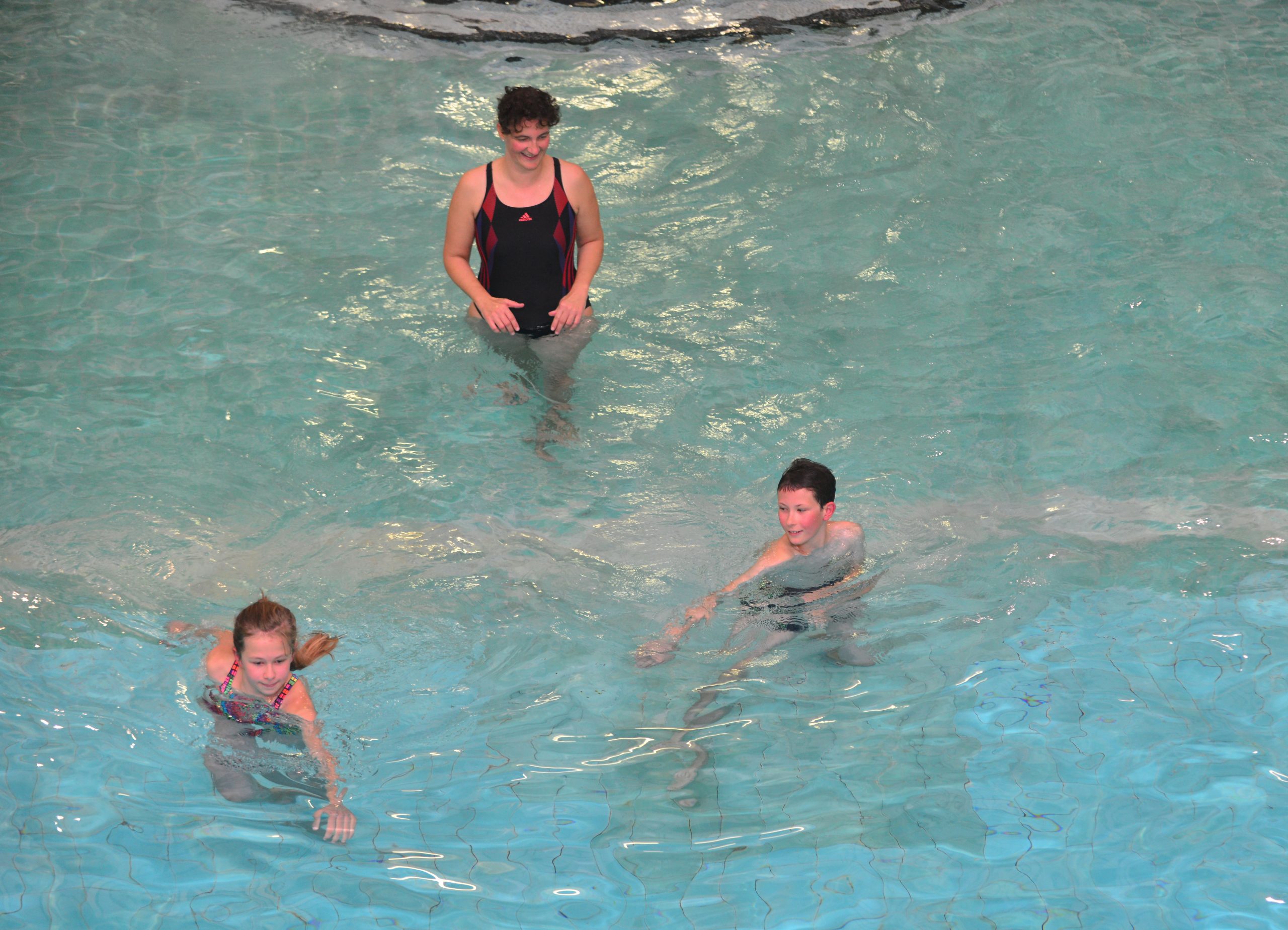 Kinder lernen im Stadtbad schwimmen