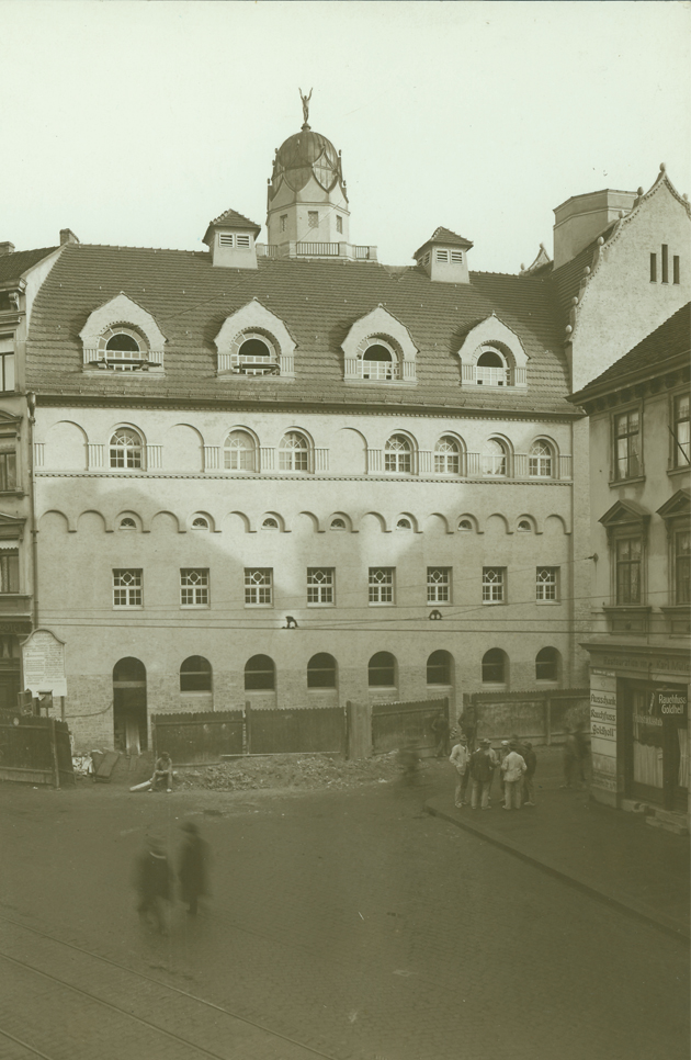 Fassade des Stadtbades im Jahr 1915. Foto: Stadtarchiv Halle.