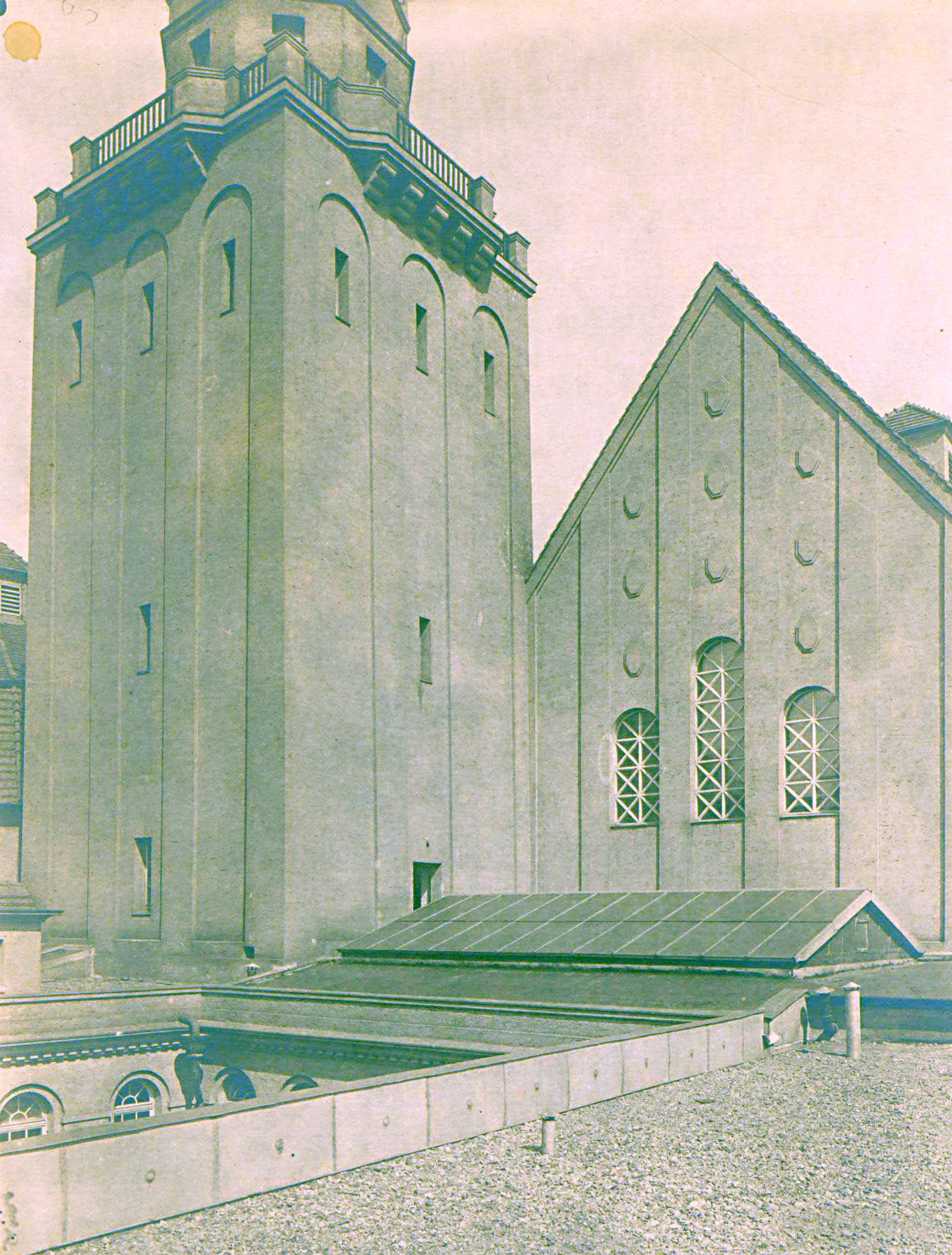 Turm und das ehemalige Satteldach der Männerhalle. Foto: Stadtarchiv Halle.
